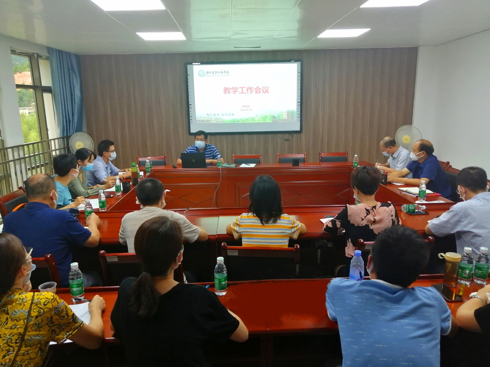 开会照片.jpg 开会照片.jpg
