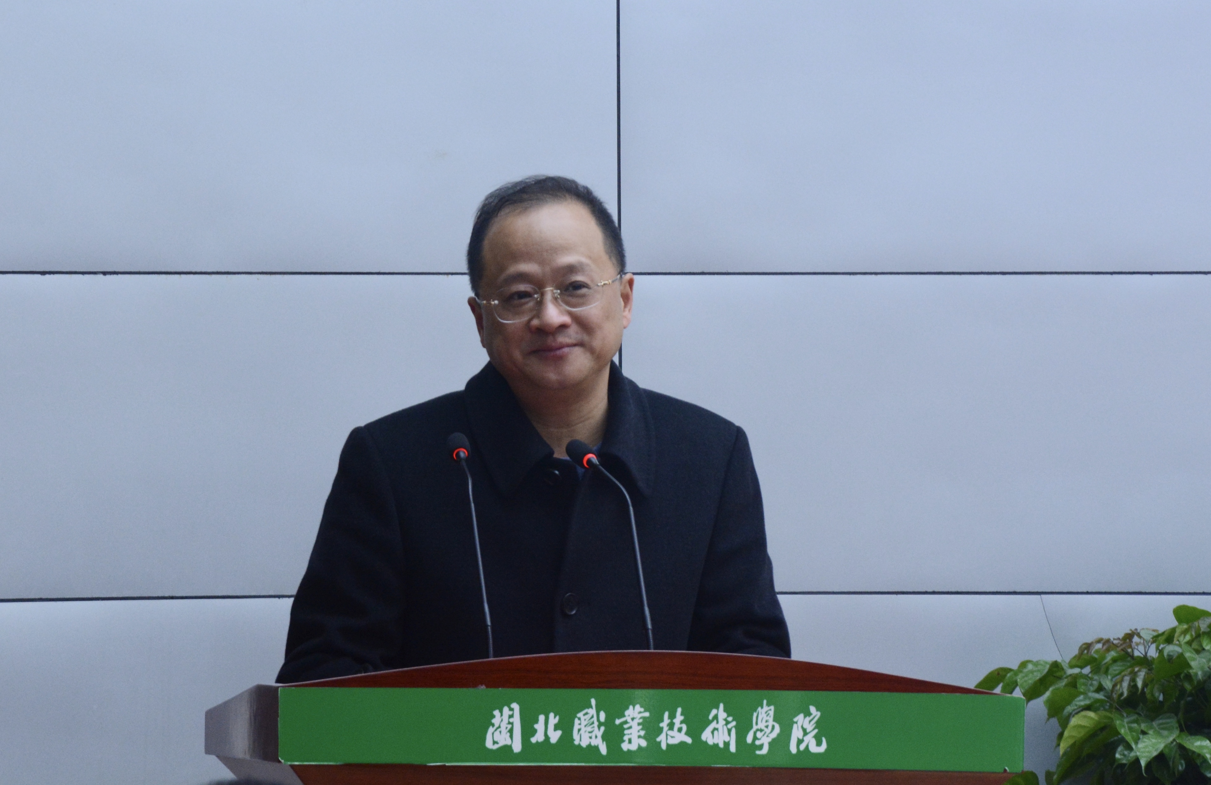 南平市教育局局长、南平市职教联盟理事会常务副理事长梁方致辞 南平市教育局局长、南平市职教联盟理事会常务副理事长梁方致辞