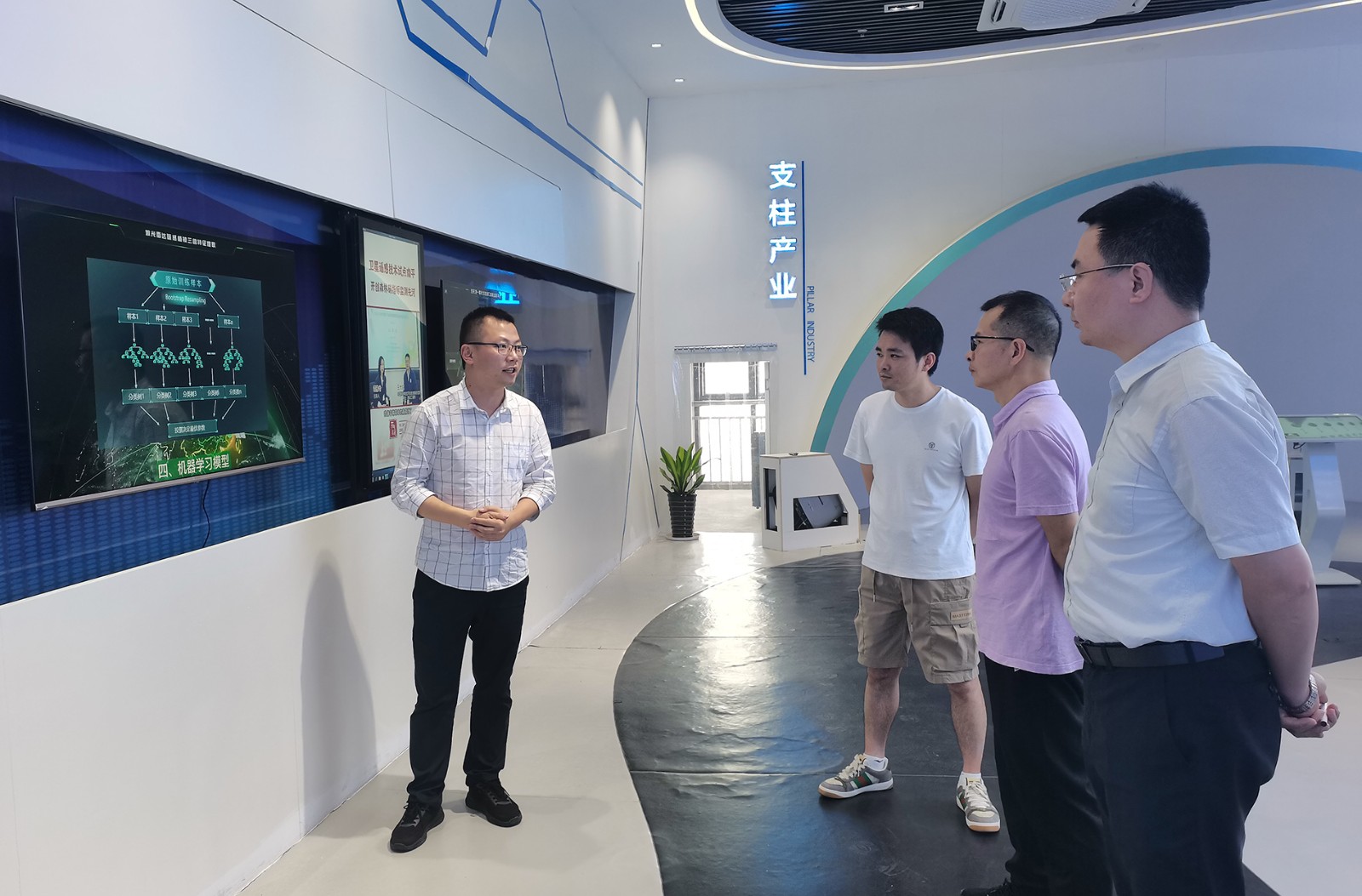 展厅参观.jpg