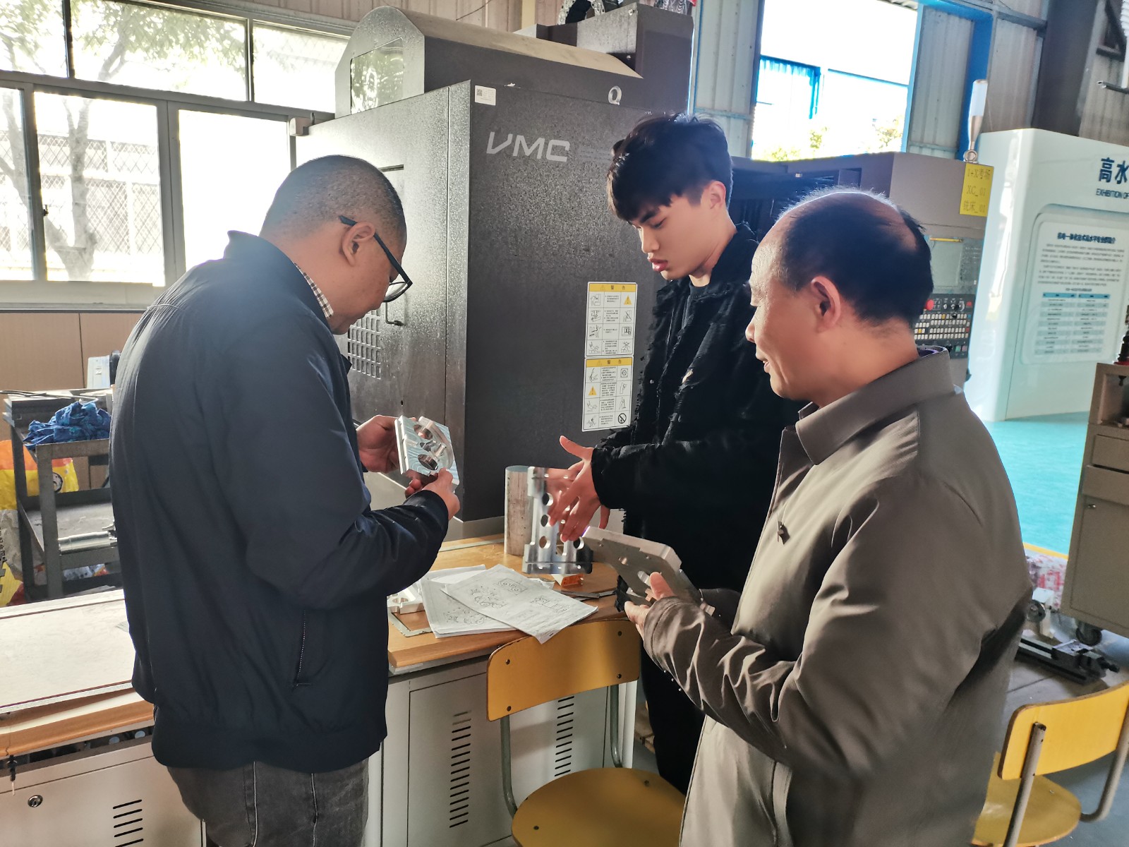 参观校内实训基地.jpg