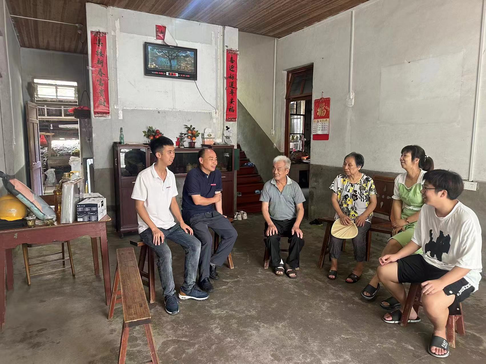 太平镇南溪村家访合影2.jpg 太平镇南溪村家访合影2.jpg