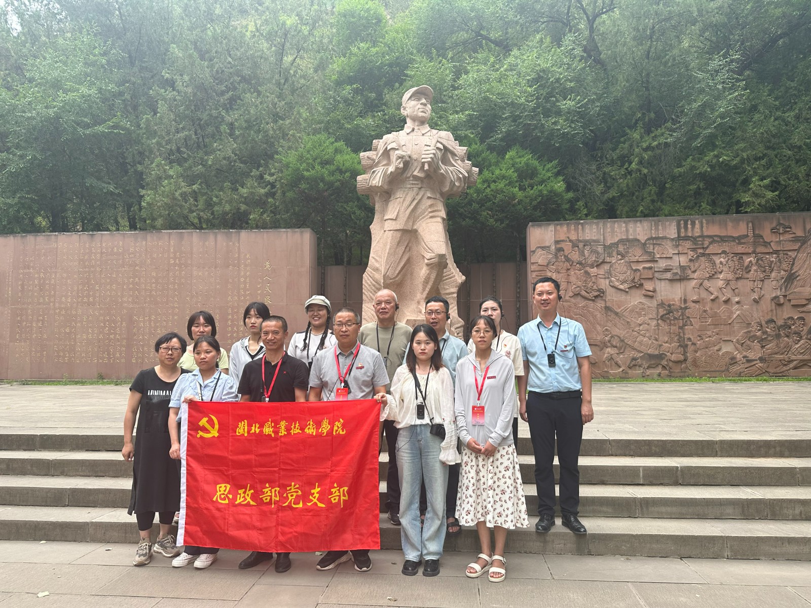 枣园合照1.jpg 枣园合照1.jpg