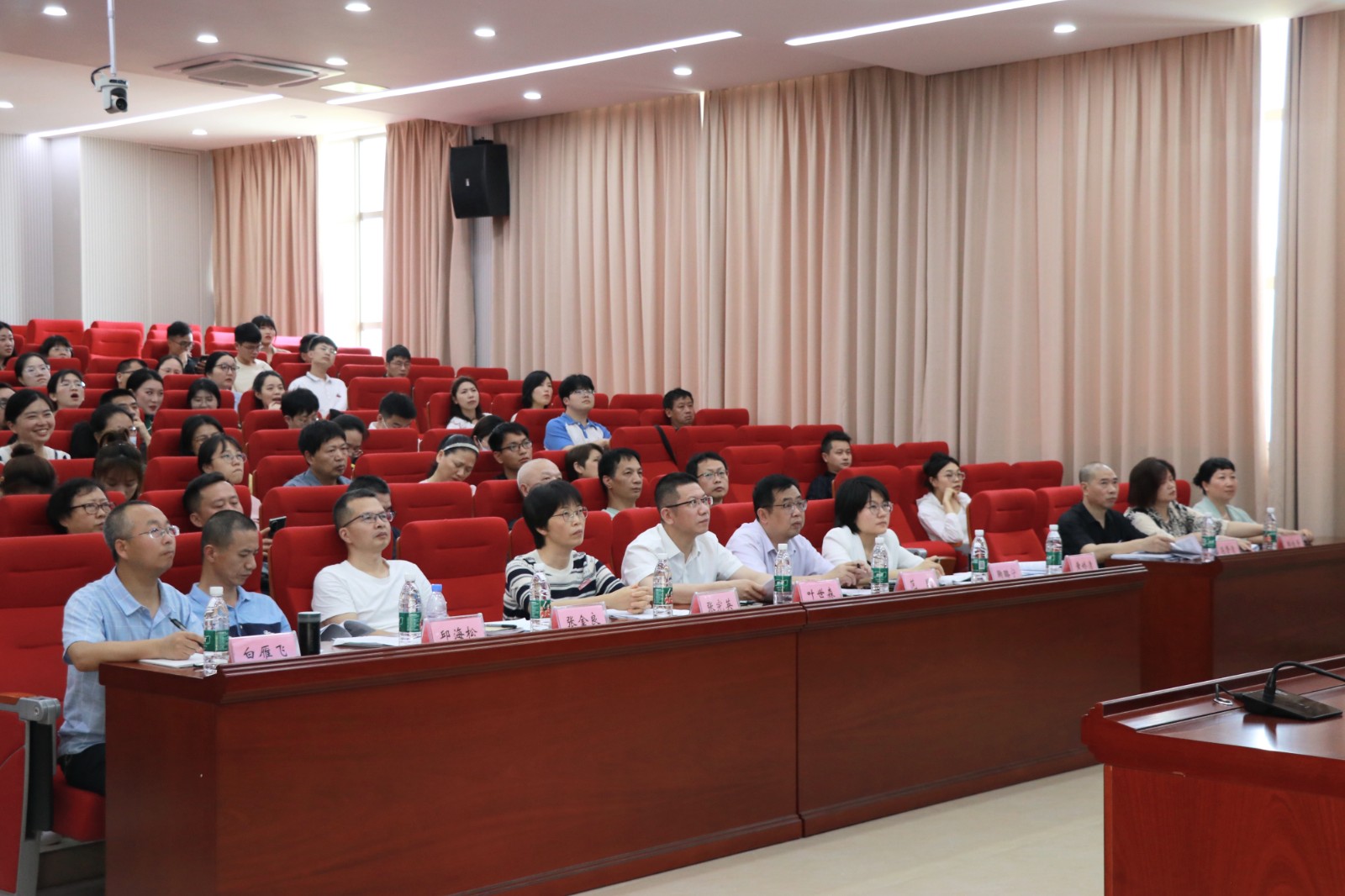 200人报告厅5.jpg